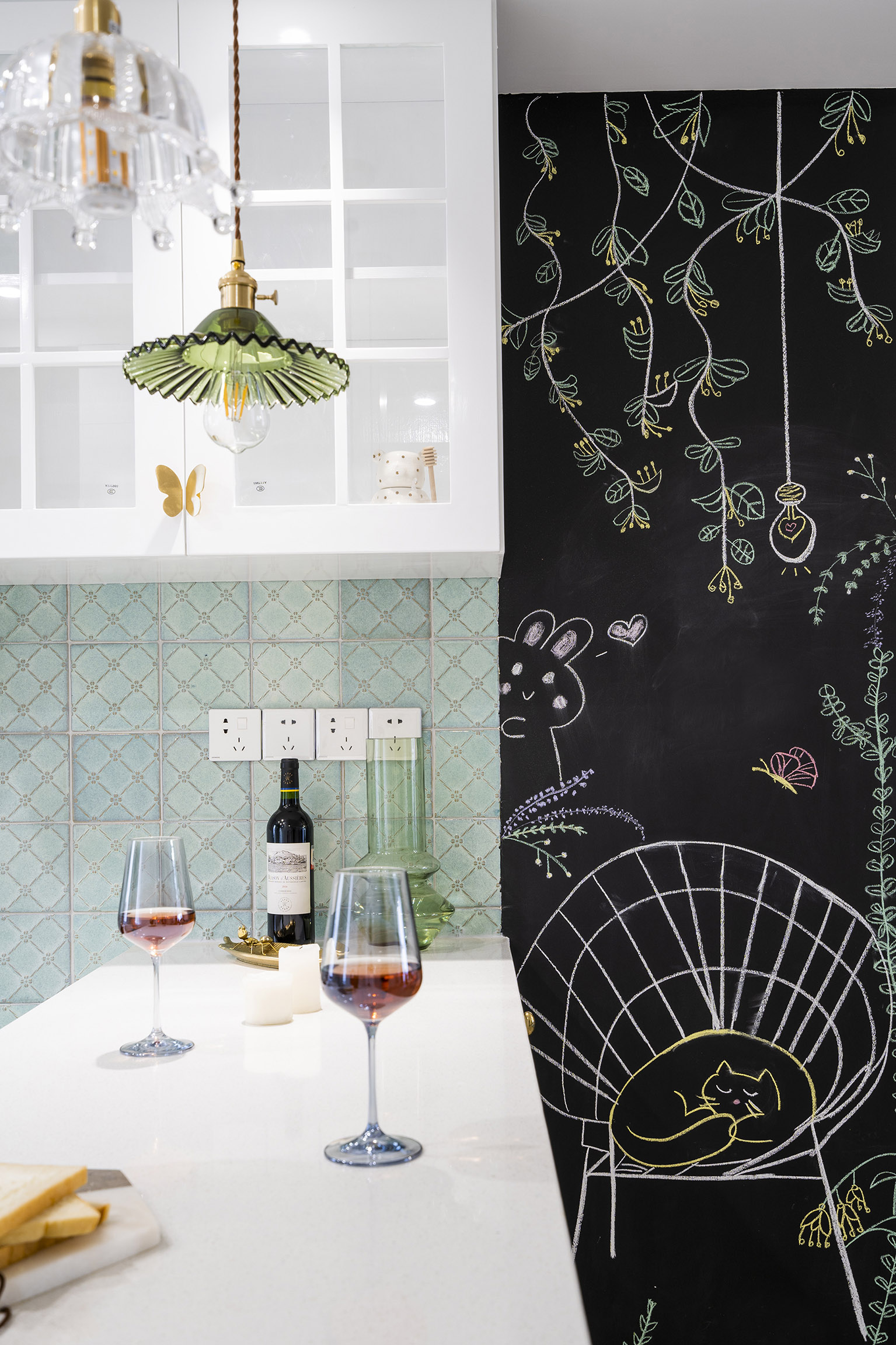 厨房用好看的水磨石分割空间,并在边缘位置设计黑板墙,方便宝宝写写