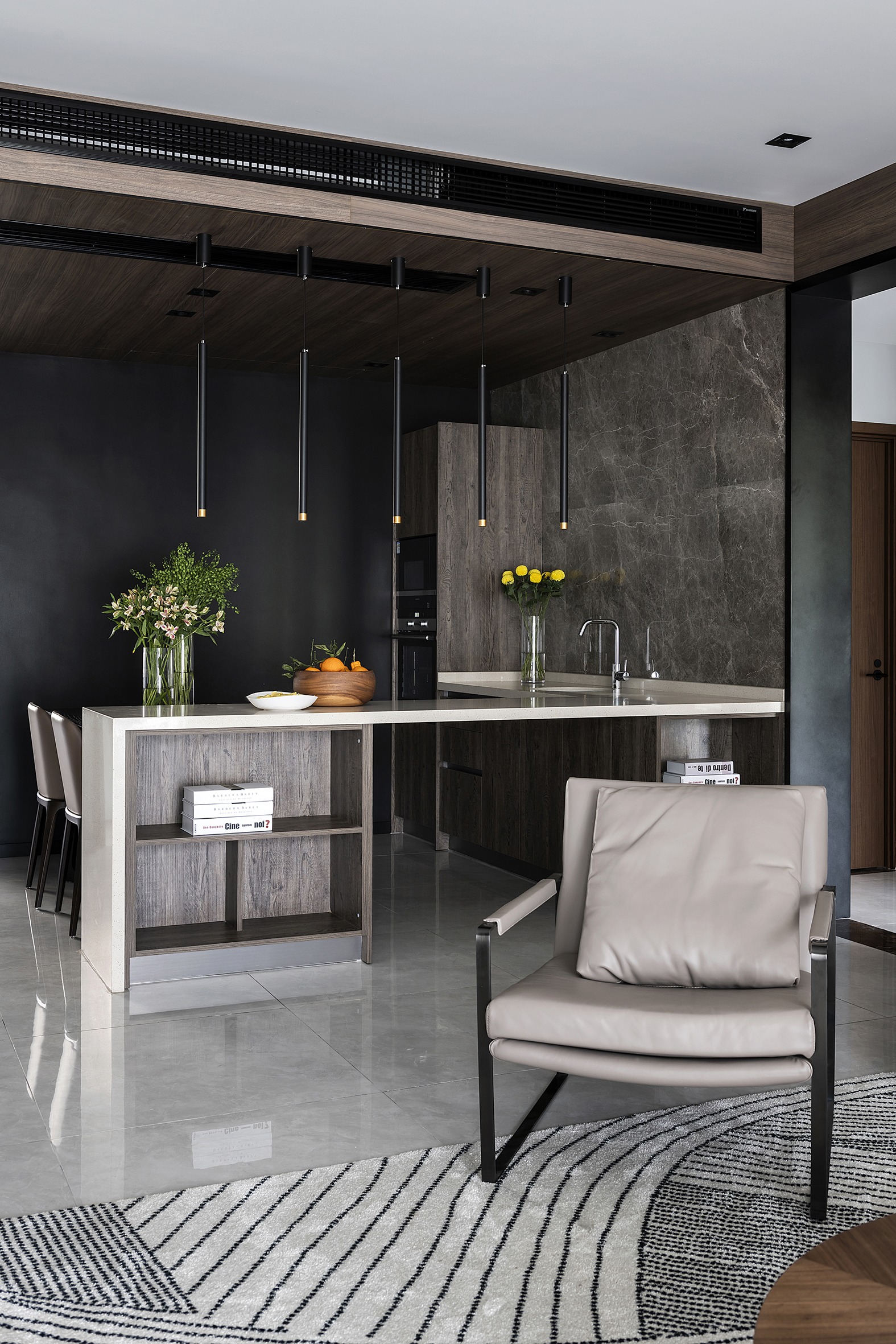 餐桌相连的西厨吧台,下方增加储物功能,满足餐厨区储物的需求.