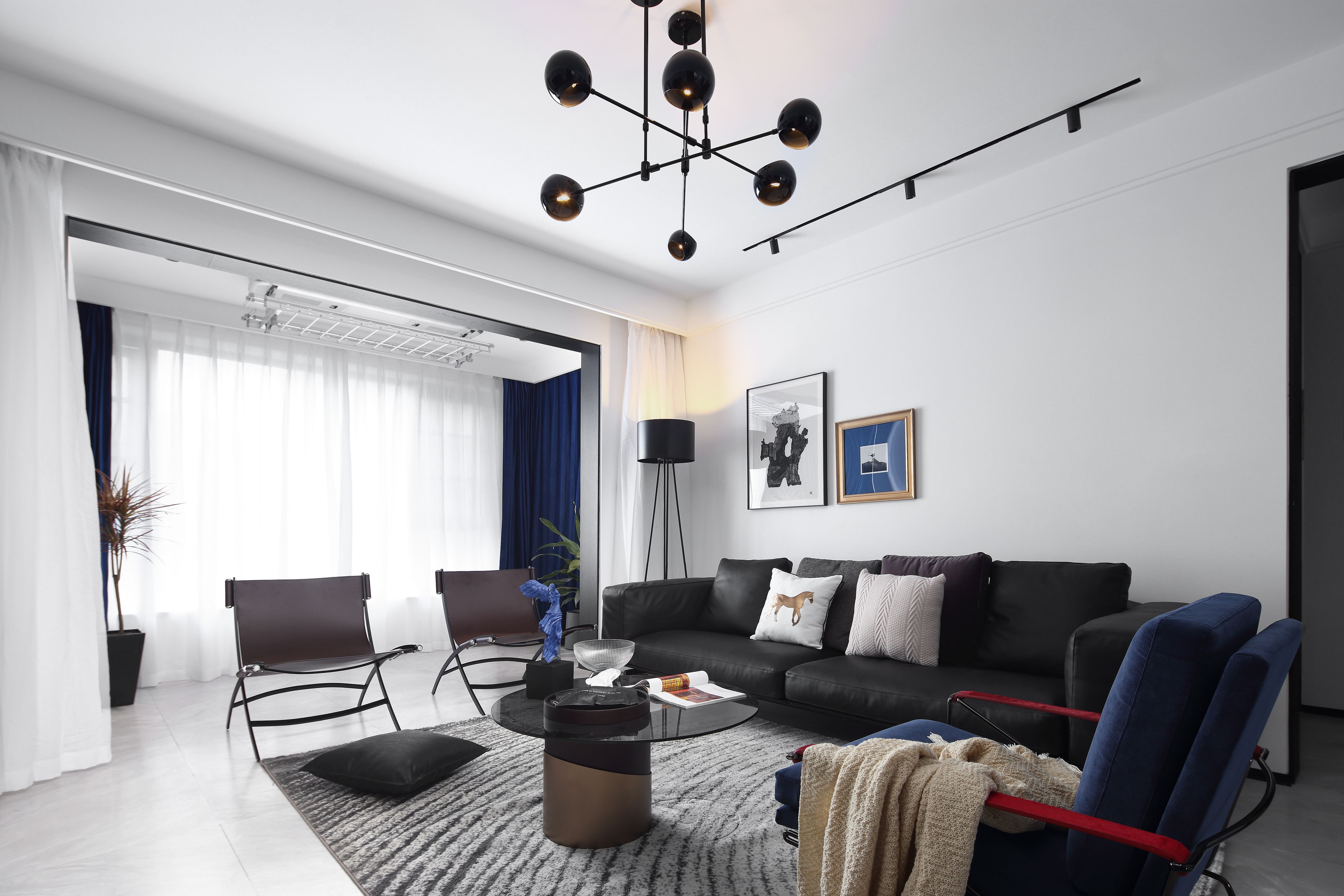 白色墙面蛋壳光感乳胶漆,虽是白色也很有质感搭配客厅电动纱帘,增加